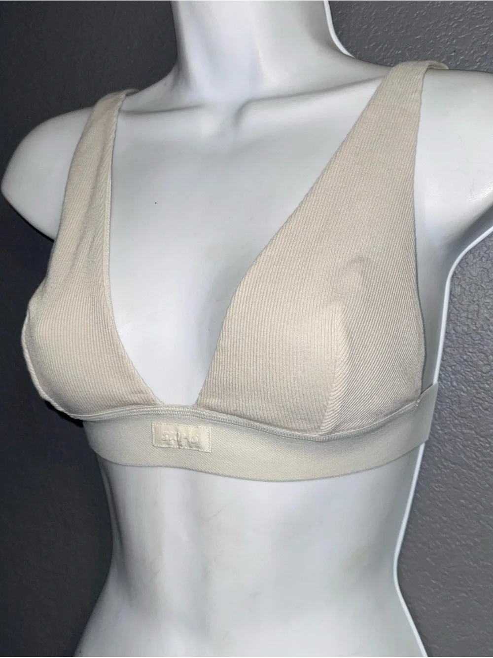 SKIMS New w Tags Women's Cream V-Neck Bra Bralette size Medium